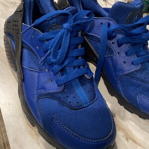 Nike run huaraches size 4